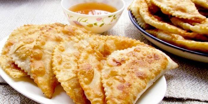 Chebureks tự làm và mật ong