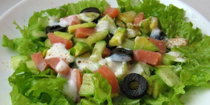 Ensalada de pescado rojo y pepino
