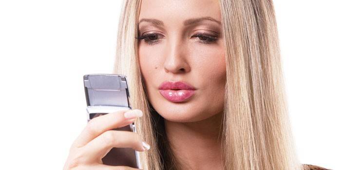 Fată cu telefon