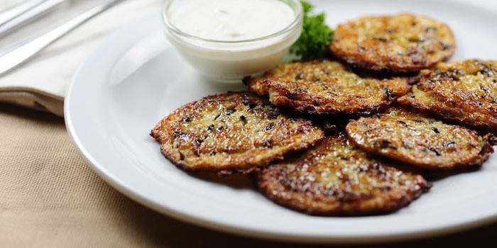 Tortitas de papa con champiñones y crema agria