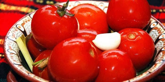 Tomates rouges marinées à l'ail dans une assiette