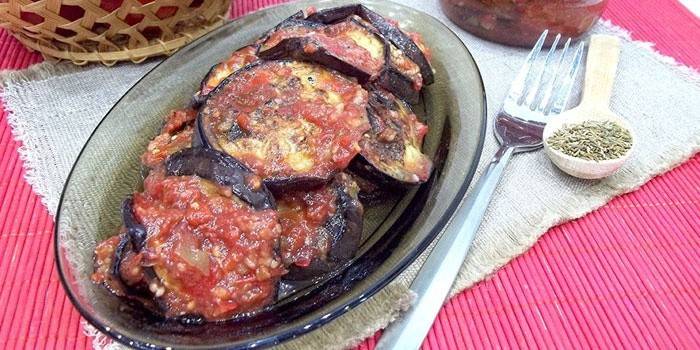 Đĩa với cà tím và adjika