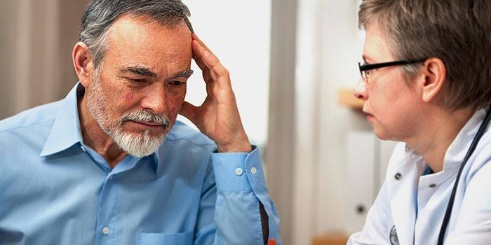 Un uomo consulta un medico
