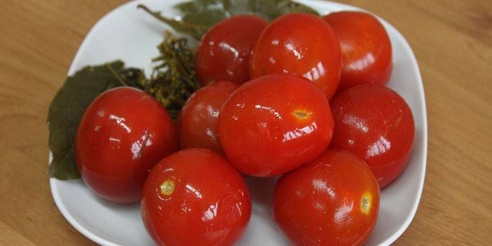 Tomates rouges salées dans une assiette