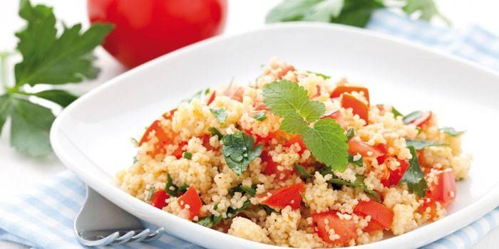 Salad với cà chua, rau thơm và bulgur