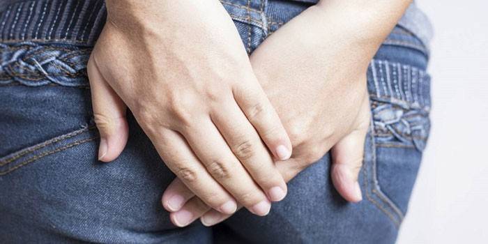فتاة عبرت ذراعيها وراء ظهرها