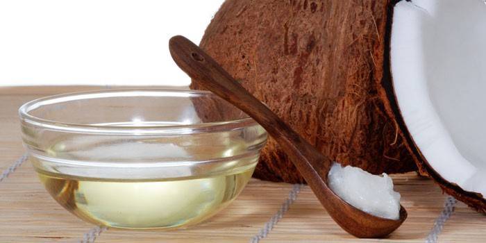 Óleo de coco em um prato e colher