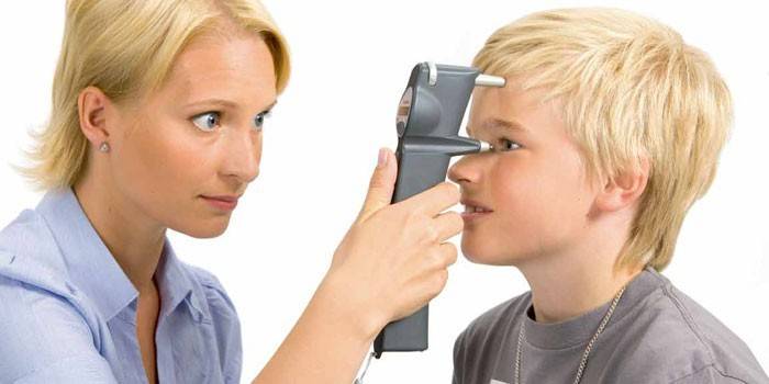 L'erba medica misura la pressione oculare del ragazzo