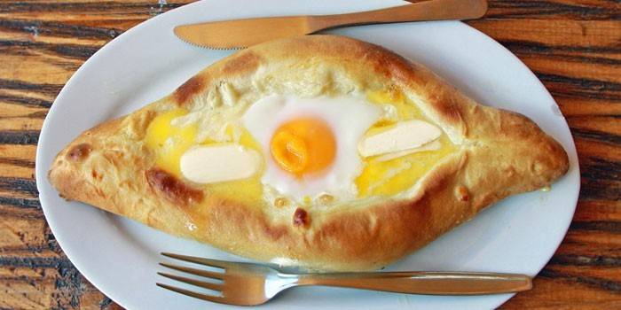 Paruoštas Adjarianas Khachapuri ant lėkštės