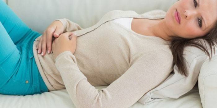 Fille couchée sur le canapé