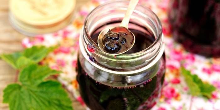 Marmellata di ribes nero e ciliegia in un barattolo
