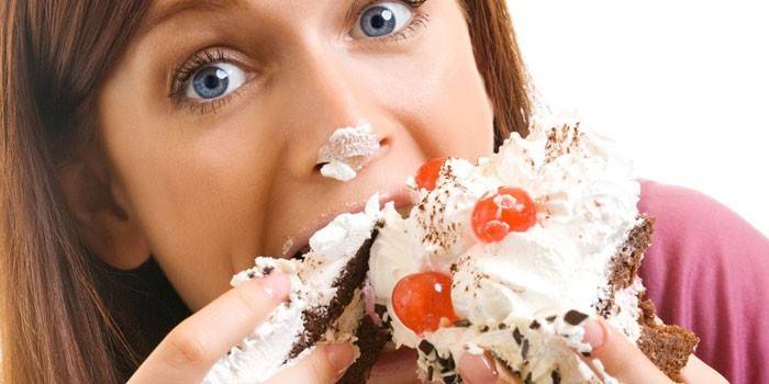 La ragazza mangia la torta