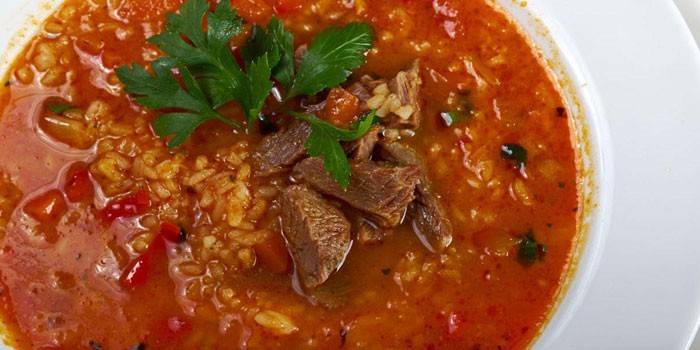 Sopa de Kharcho com tomates