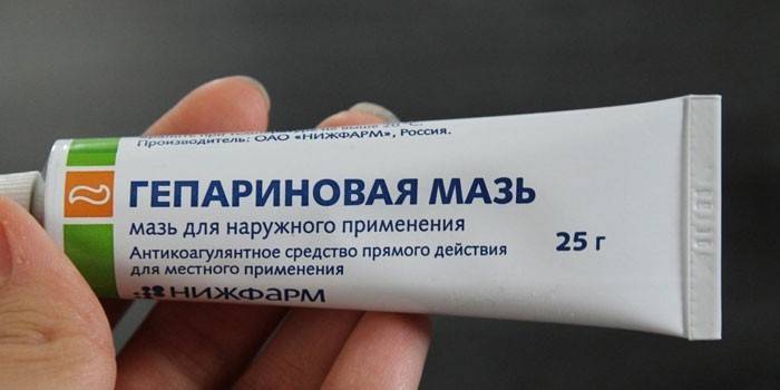 Туба са хепаринским мастом у руци