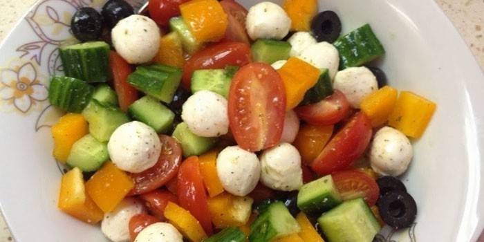 Dārzeņu salāti ar Mozzarella