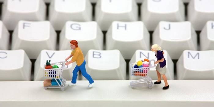 Homens, com, cestas compras, ligado, um, teclado computador