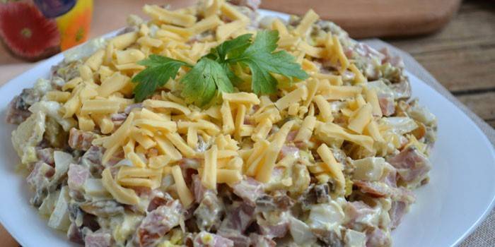 Салата од гљива са шунком и сиром