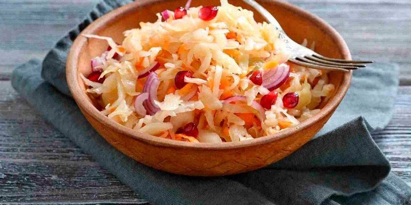 Салата од киселог купуса са луковима
