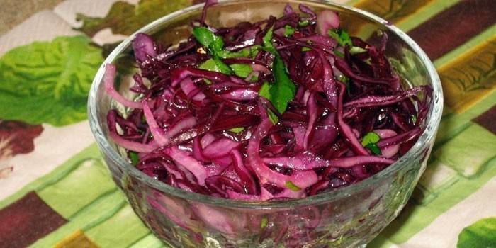 Insalata di cavolo rosso con cipolla rossa