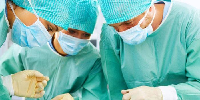 I medici eseguono un'operazione