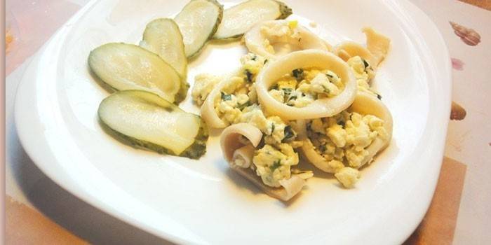 Kalamar halkaları ve kızarmış soğan salatası