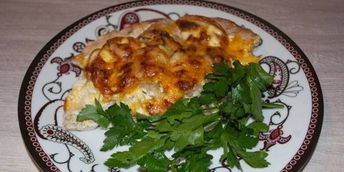 Carne al horno francés en un plato