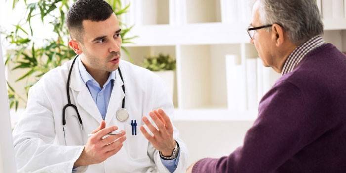 Một người đàn ông tư vấn với bác sĩ