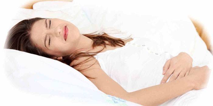 Cô gái bị đau bụng