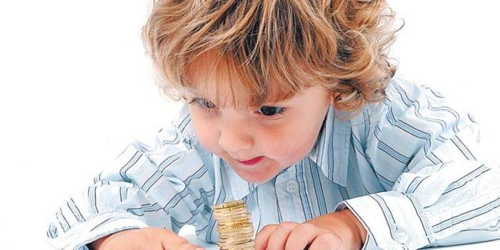 Niño y monedas