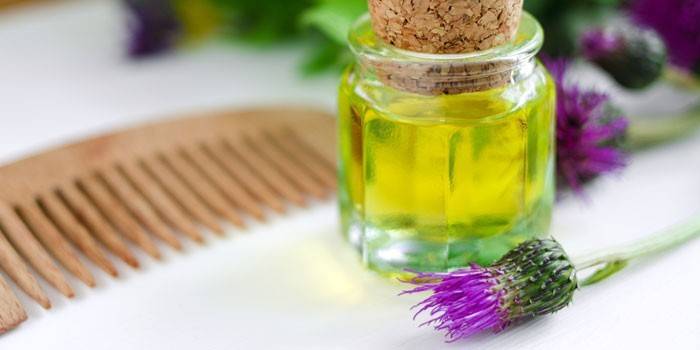 Olio di bardana in una bottiglia