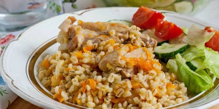 Pilaf de cevada com salada