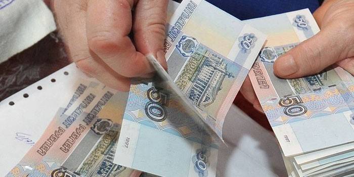 Ο άνθρωπος μετρά χρήματα