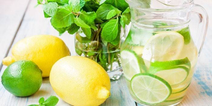 Sassi sẵn sàng với chanh và chanh trong bình
