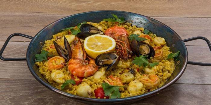Paella spagnola classica con frutti di mare in una padella