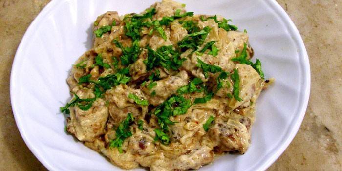 Pritong atay ng manok na may kulay-gatas na sibuyas