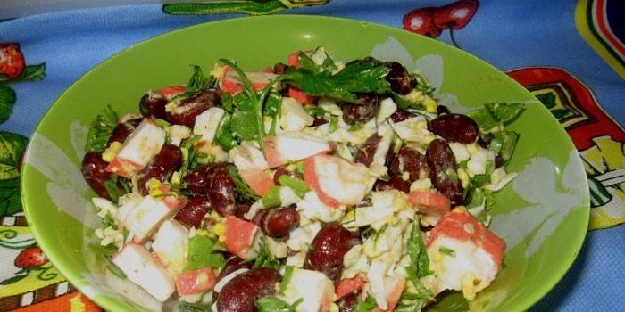 Ensalada de frijoles con palitos de cangrejo en un plato
