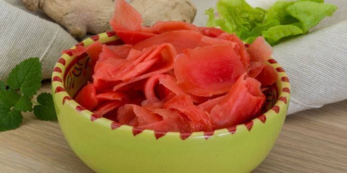 Listo jengibre marinado en un plato hondo