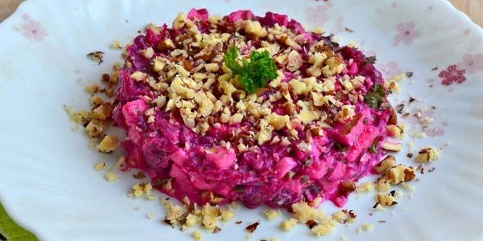 Салата од цвекле са мајонезом и орасима