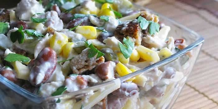 Salad đậu với ngô và bánh quy giòn