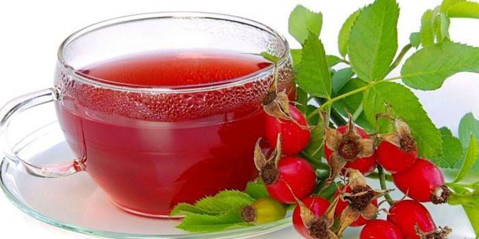 Caldo de rosa mosqueta en una taza