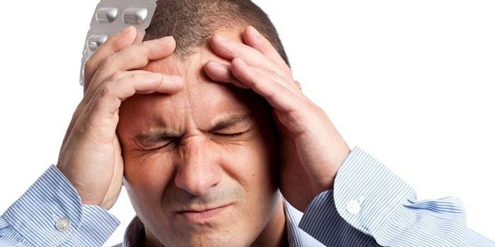Người đàn ông nắm tay trên đầu