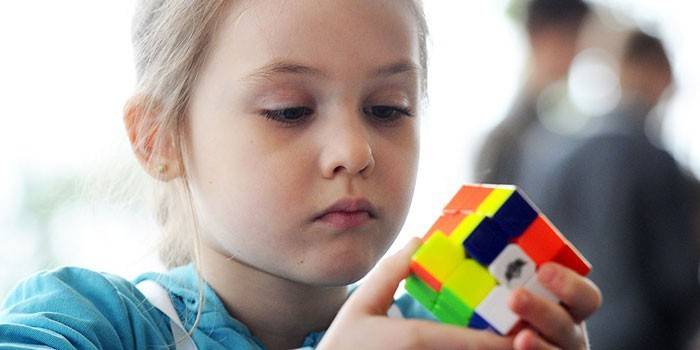 Rubik Küpü ile Kız