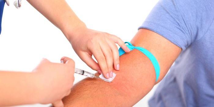 Il paramedico preleva il sangue da una vena