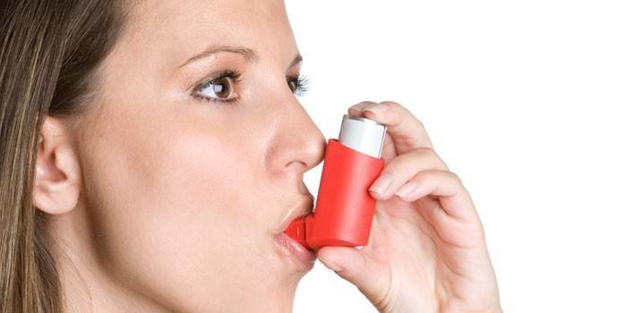 Meitene ar inhalatoru