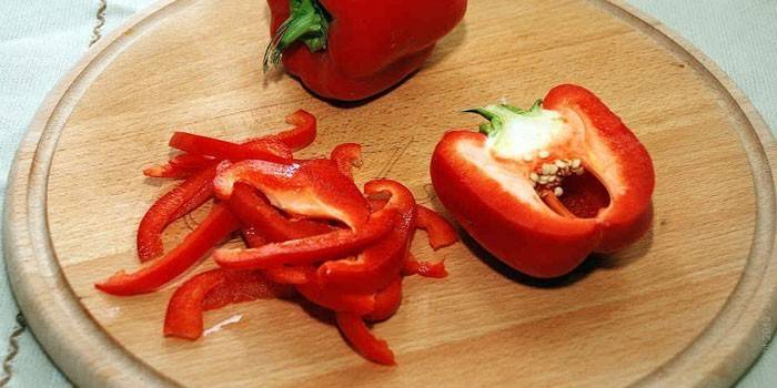 Julienne de poivron rouge sur une planche à découper