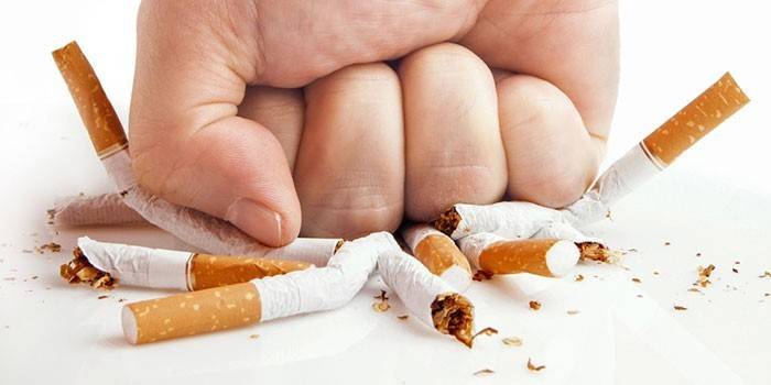 Knytnæve knækker cigaretter