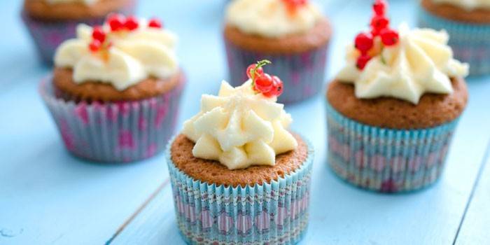 Petits gâteaux à la crème et aux baies de cassis