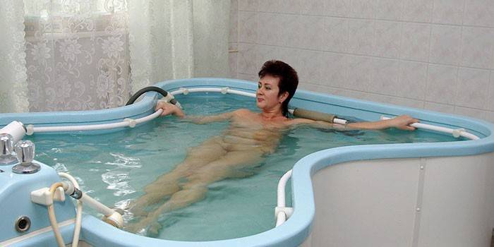 Femme prend un bain de guérison