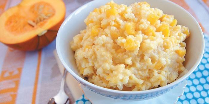 Brei mit Kürbis in einer Platte