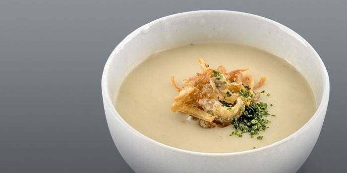 طبق مع حساء كريمة الفطر